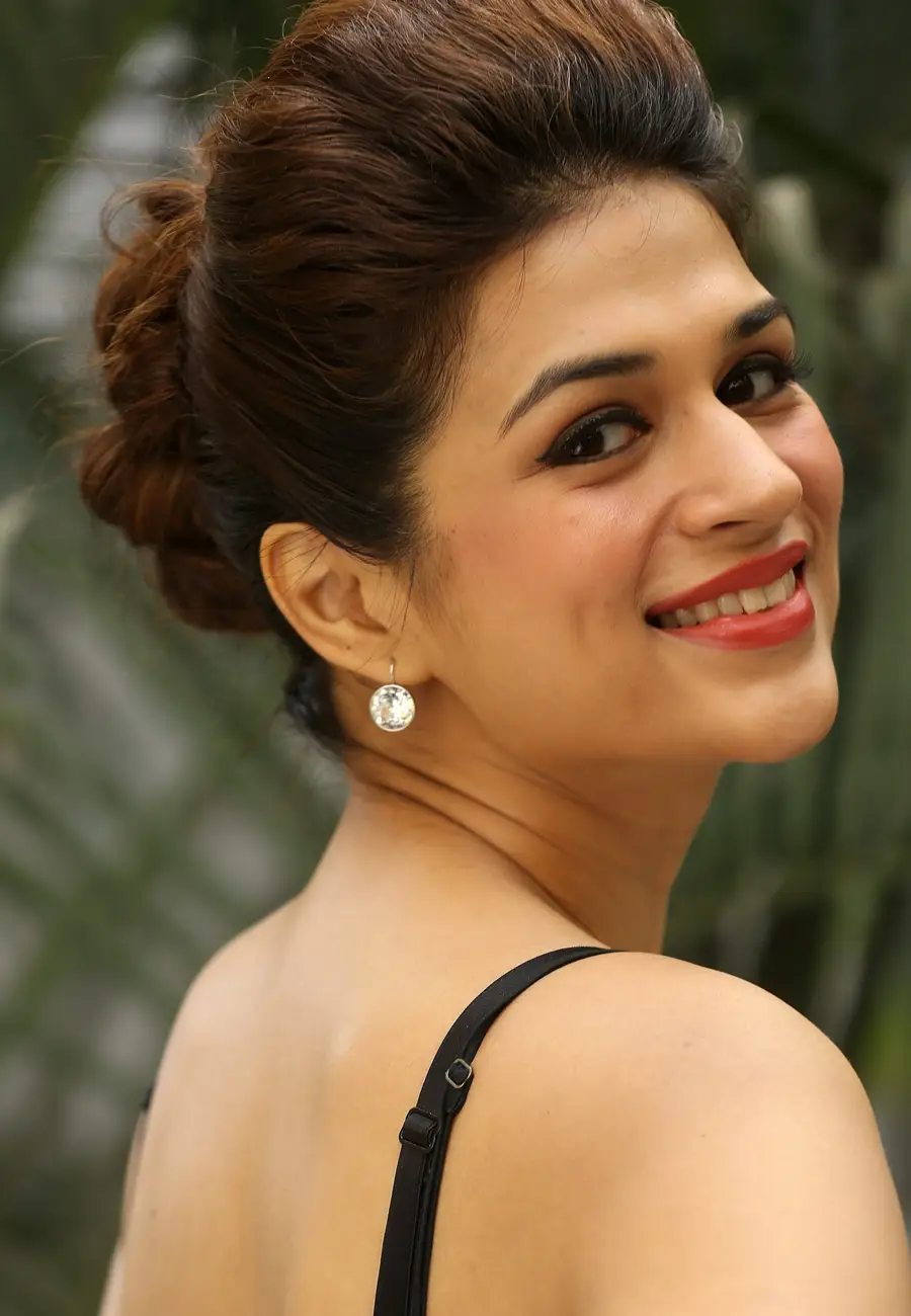 Shraddha Das Long Hair Smiling Face Closeup Wallpapers